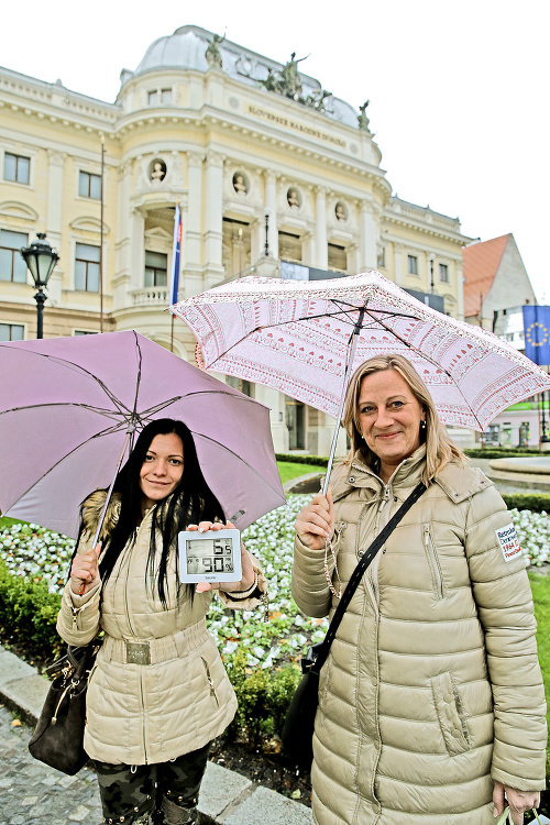 Lýdia (25) a Iveta (48) čakali v daždi na odvoz.
