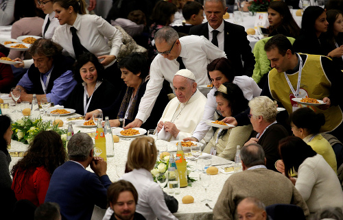 Pápež sa naobedoval s tisíckou chudobných ľudí. 