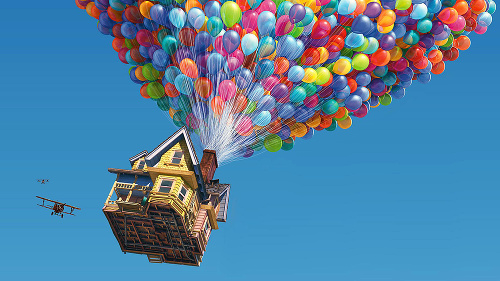 Deduško s domom v rozprávke odletí na balónoch.