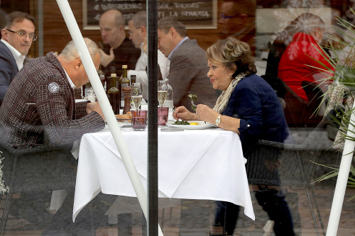 Dvojica sa naobedovala v luxusnej reštaurácii v centre mesta.