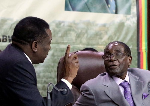 Prezident Mugabe v rozhovore so svojím dlhoročným spolupracovníkom Mnangagwom.