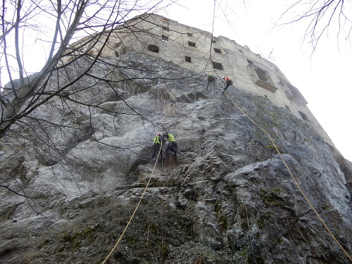 Sanačné práce na skalnom brale hradu Likava.