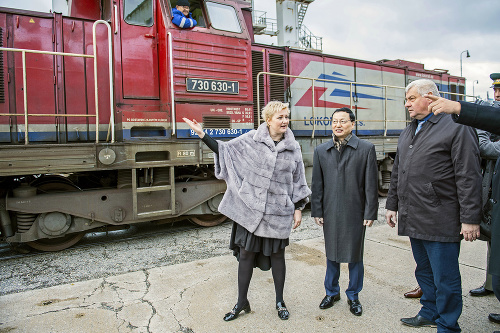 Splnomocnenkyňa vlády SR pre iniciatívu „One Belt One Road” Dana Meager (vľavo), čínsky veľvyslanec Lin Lin a minister dopravy a výstavby Árpád Érsek počas privítania prvého nákladného vlaku z Číny.
