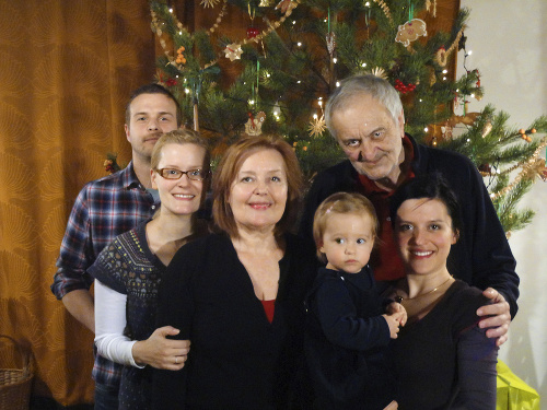 Rodina pred tromi rokmi: Milan Lasica, dcéra Hanka, vnučka Esterka, manželka Magda, dcéra Žofka a jej manžel Martin. 