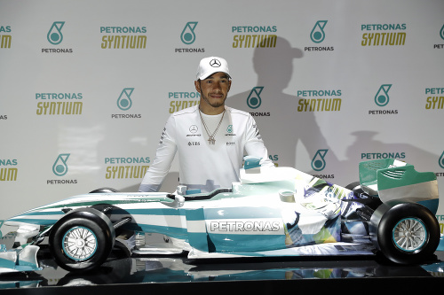 Lewis Hamilton a model Mercedesu so Sennovým portrétom.