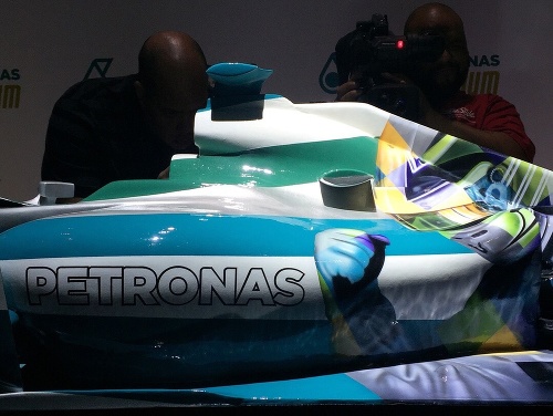 Lewis Hamilton a model Mercedesu so Sennovým portrétom.