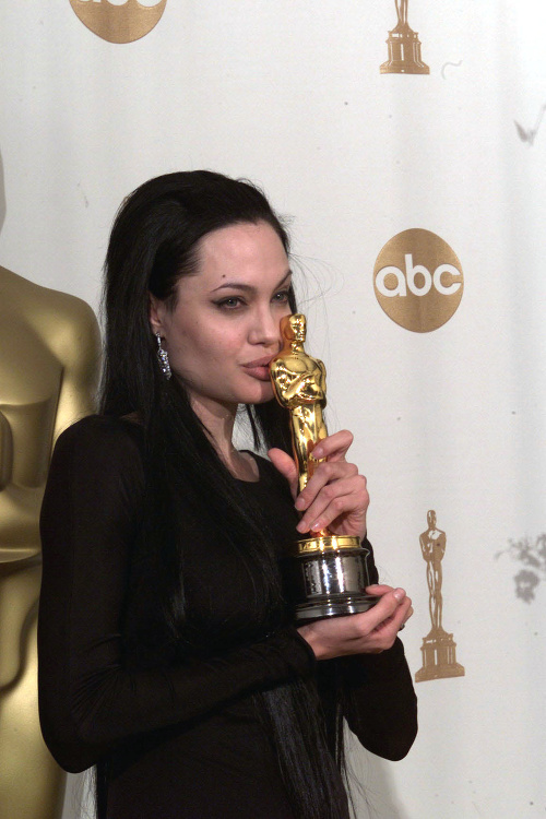Angelina má na konte mnoho cien, medzi nimi aj Oscara.