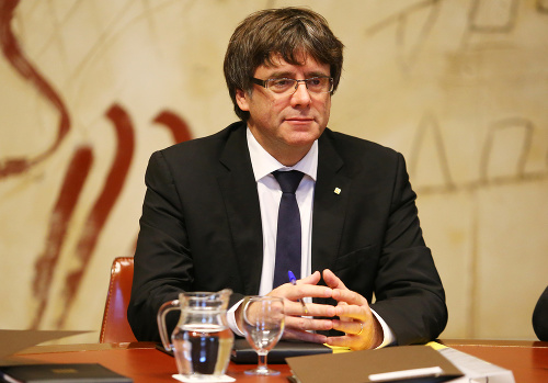 Carles Puigdemont ztiaľ ustúpil.