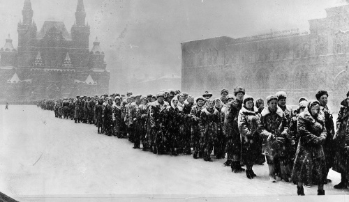 Rad na Lenina: Za totality pred mauzóleom ľudia stáli v zástupoch.