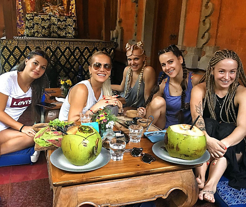Dara strávila v novej vile na Bali dovolenku so svojimi tanečnicami.