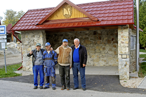 Jozef Urbán (65), Gabriel Szabó (54), Pavol Racek (40) a starosta obce Csaba Farkas pri novej zástavke.