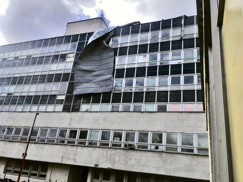 Na jednej z  budov v Trenčíne už po prvých náporoch silného vetra neodolala strecha.