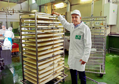 Lunterova firma vyrába tofu zo sóje aj rastlinné nátierky. Kotleba ho častuje oslovením „Cícer“.