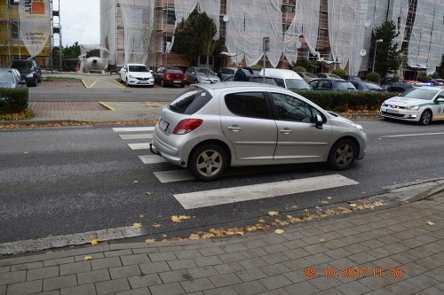 Vodič osobného auta na priechode v Trnave zrazil chodkyňu (75) 