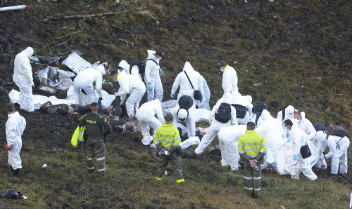 Záchranári prehľadávajú trosky lietadla.