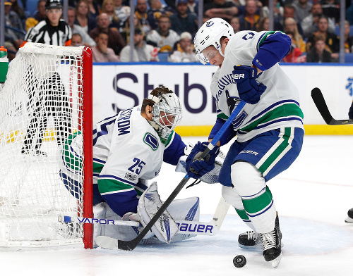 Obranca Troy Stecher bude pre zranenie kolena chýbať zámorskému hokejovému klubu Vancouver Canucks štyri až šesť týždňov.