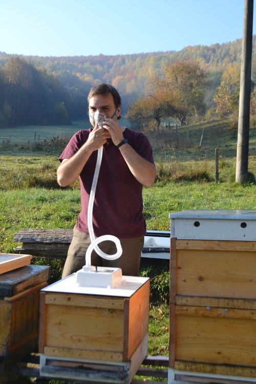 David Turčáni ukazuje, ako sa budú môcť ľudia liečiť včelím vzduchom.