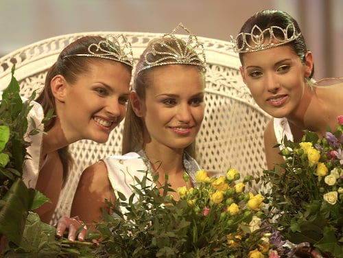 V roku 2003 kraľovala súťaži krásy. Na fotke s vicemiss Luberdovou a druhou vicemiss Slobodníkovou.