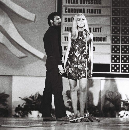 Na snímke z 13. júna 1968 spievajú Helena Vondráčková a Waldemar Matuška na Bratislavskej lýre 1968 pesničku s názvom 