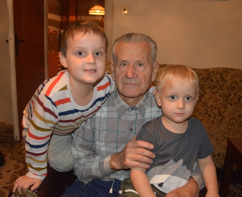 Prastarký Štefan (84) a pravnúčik Borisko (vľavo, 5) a Alexko (vpravo, 3), Lučenec.