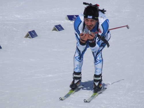 Grécky lyžiar Apostolos Aggelis ponesie ako prvý pochodeň.
