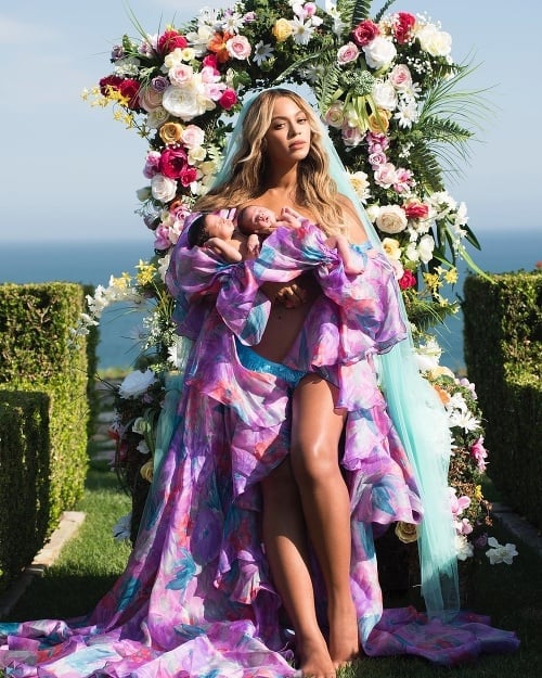 Beyoncé sa opäť premenila na vílu a mesiac po pôrode sa pochválila dcérou a synom.
