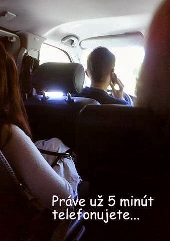 Opatrovateľka Karolína Olšavská odfotila, ako ich vodič počas jazdy riskuje a nevenuje sa riadeniu.