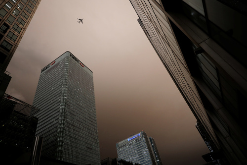 Londýnsku oblohu sfarbil nažlto prach zo Sahary a dym z juhu Európy.