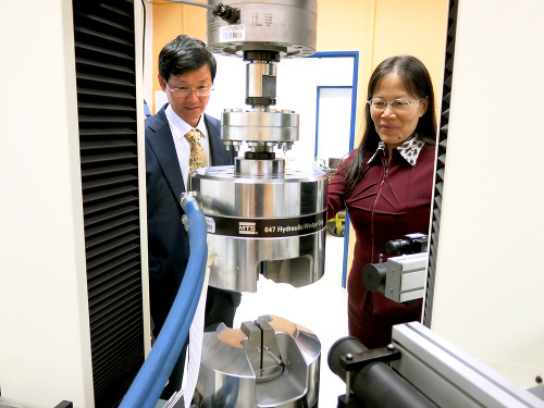 Profesorka Hu a Bibiao Jiang obdivovali vybavenie TUKE.