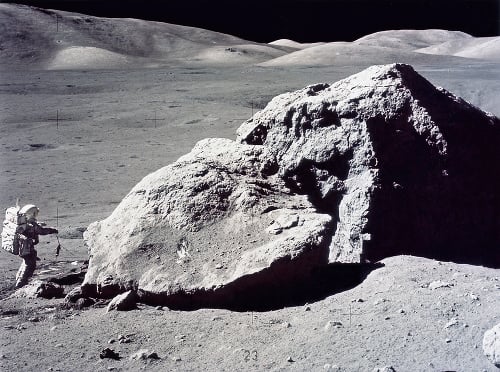 Vzorky: Z ves­míru sa nám zatiaľ podarilo doniesť iba vzorky hornín. Na snímke americký astronaut Schmitt odoberá vzorky z povrchu Mesiaca.