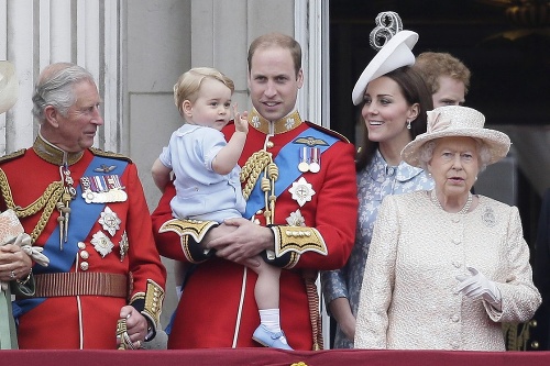 Štyri generácie: Kráľovná Alžbeta II. so synom Charlesom, vnukom Williamom a pravnukom Georgeom.
