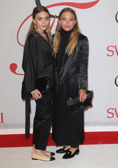 Ashley (vľavo) a Mary-Kate Olsen.