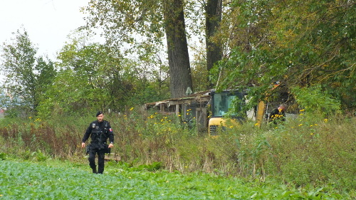 Policajti vo štvrtok kopali v lesíku v blízkosti priemyselného areálu v Dubnici nad Váhom.