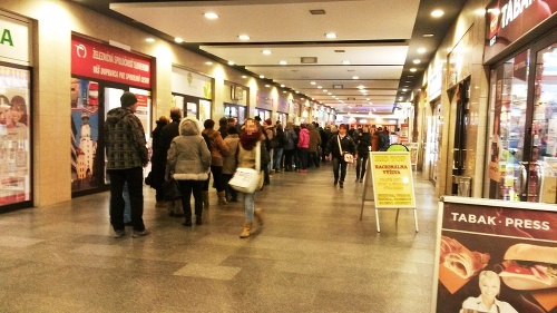 Predajňa Dopravného podniku Bratislava na Hodžovom námestí praskala vo švíkoch.