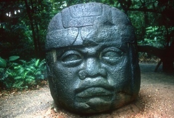Ako sa táto obrovská kamenná hlava dostala do strednej Ameriky?