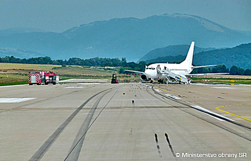 Dopravné lietadlo Boeing 737 so 113 pasažiermi malo problémy s podvozkom.