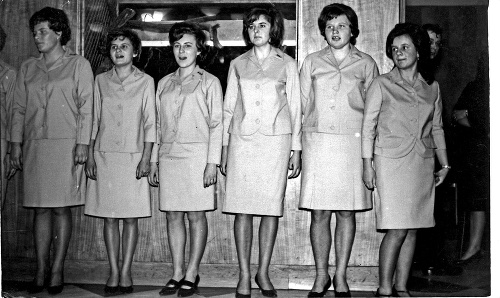 1965: Dievčatá si dali na slávnosť ušiť kostýmčeky z rovnakého bledomodrého tesilu.