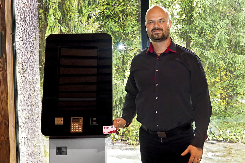Michal Beňo z TMR s novým lístkovým automatom