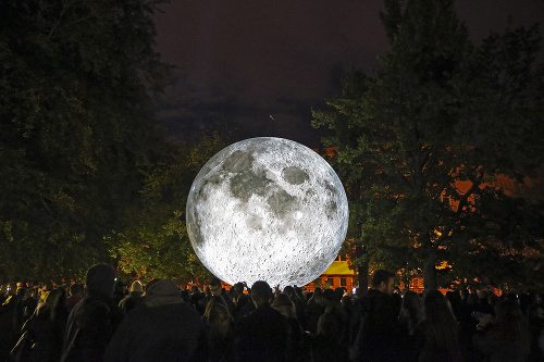 Tisícky ľudí obdivovali aj mesiac v Medickej záhrade.