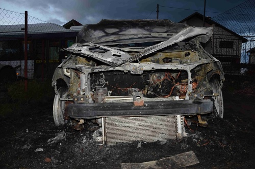 Pohľad na zhorené auto starostu obce neďaleko Banskej Bystrice