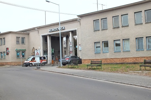 Redaktor momentálne leží v nemocnici v Bojniciach.