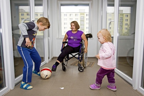 Súrodenci Dávidko (7), Sofinka (1) a Simonka (12) sa často hrajú na chodbe futbal.
