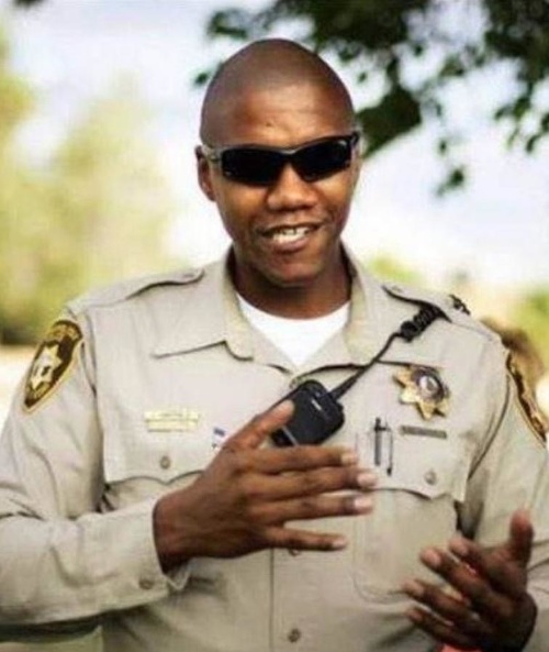 Charleston Hartfield bol policajt v Las Vegas, ktorý trénoval deti futbal.