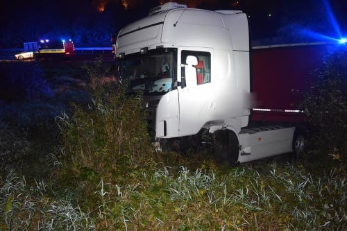 Pri zrážke kamiona a osobného auta neďaleko Ružomberka zahynuli dvaja dospelí a jedno dieťa.