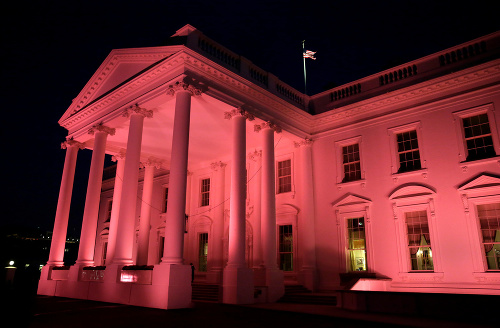Biely dom sa zmenil na ružový.