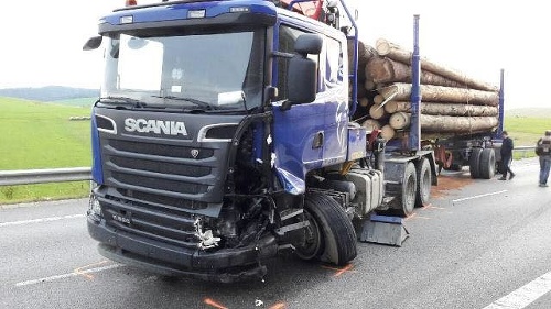 Zrážka auta s nákladiakom sa skončila tragicky.