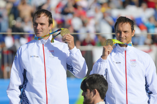 Na snímke slovenskí deblisti Ladislav (vľavo) a Peter Škantárovci pózujú na pódiu so zlatými medailami.