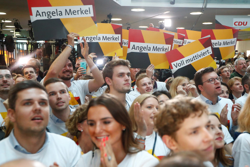 Občania Nemecka oslavujú víťazstvo favorizovanej strany.