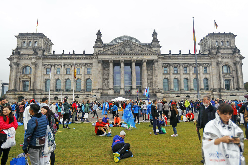 Menschen versammelten sich vor dem Reichstagsgebäude in Berlin und warteten auf das Ergebnis.