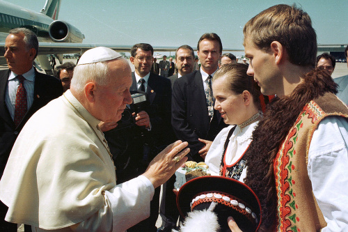 Vládny špeciál poslúžil aj pápežovi Jánovi Pavlovi II. počas jeho návštevy Slovenska.